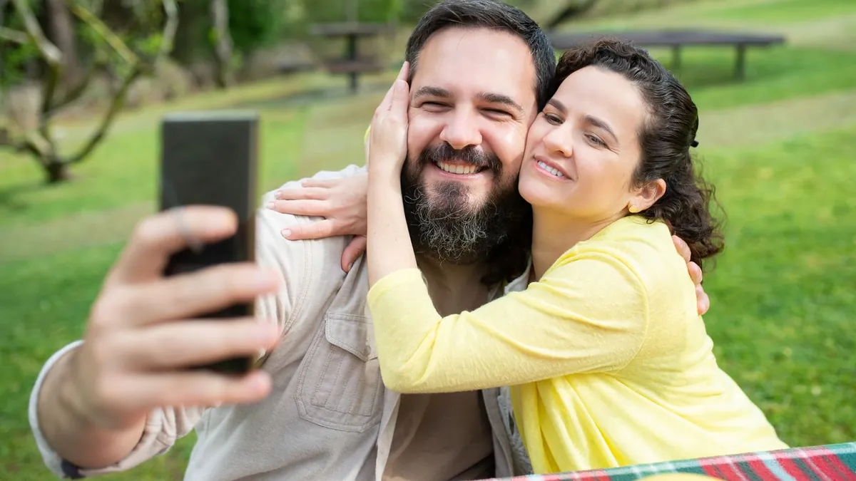 How to Take Couple Photos With a Phone and Tripod