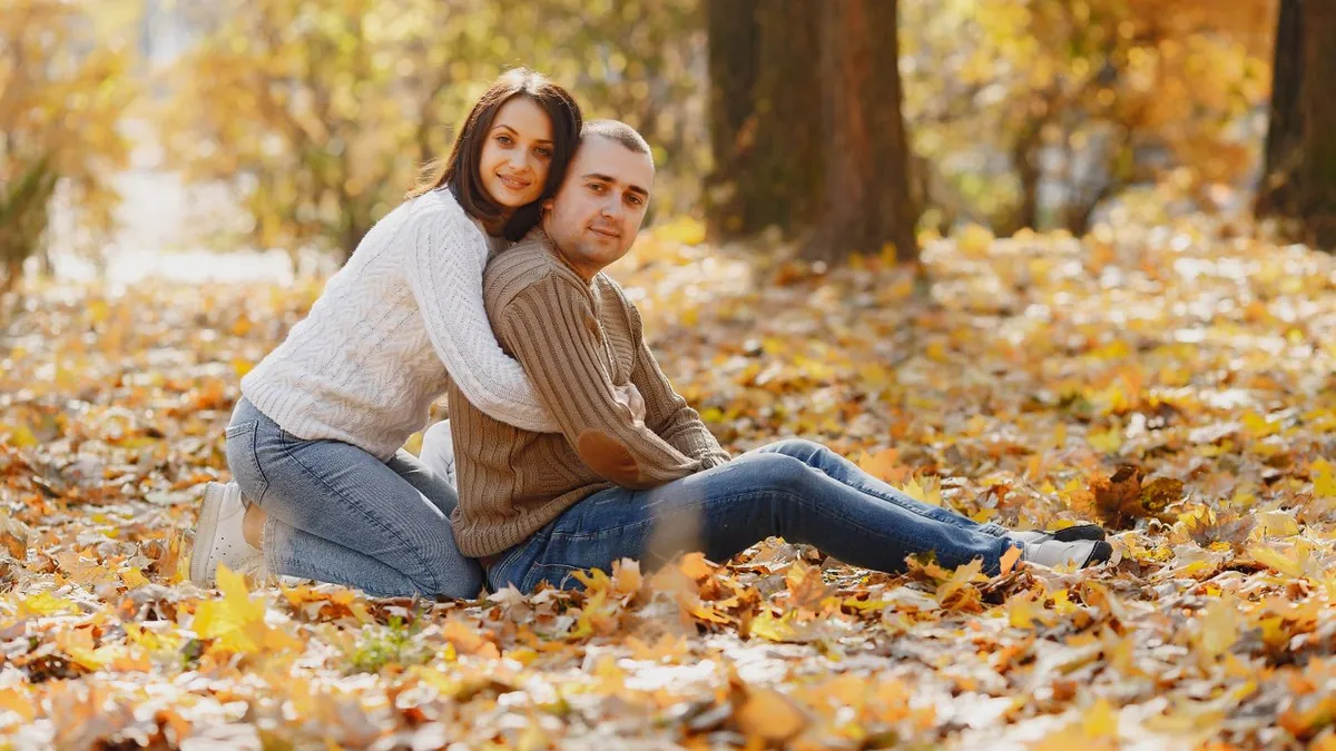 Seasonal Couple Photo Ideas