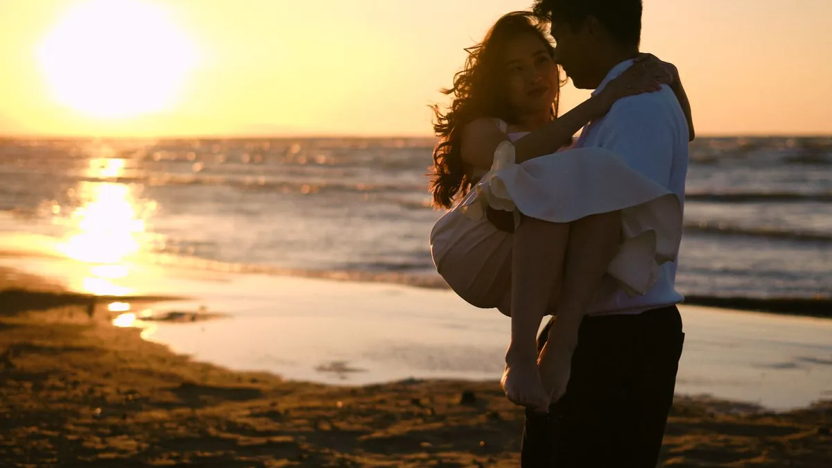 Reunion Photo Ideas for Long-Distance Couples