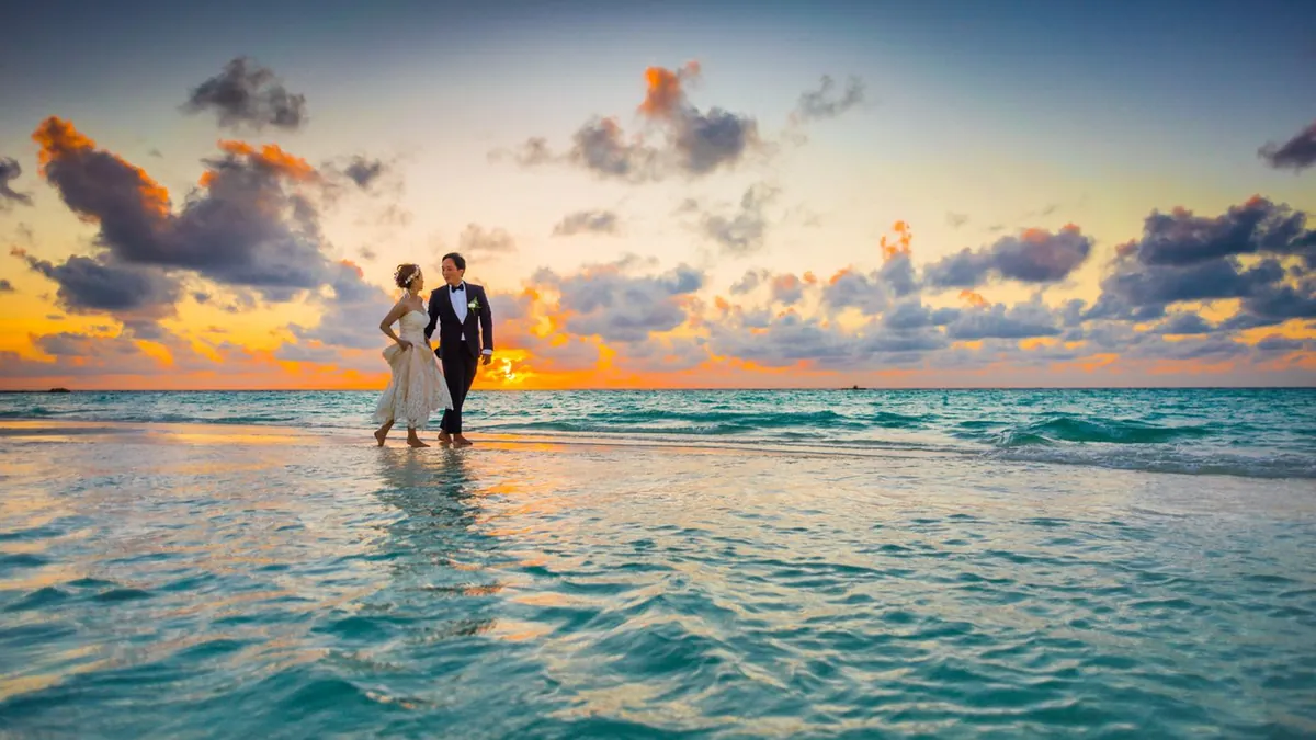 Summer Beach Couple Photo Ideas